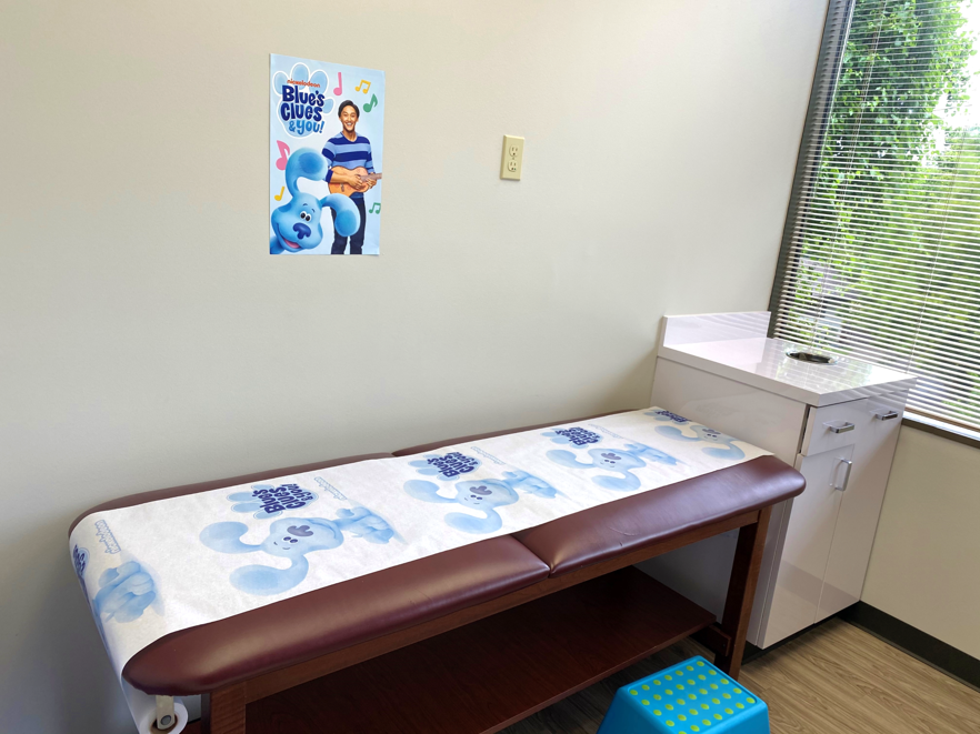 Posters place brands front and center and can be accompanied by exam table paper, brochures, literature distribution, custom guides, or product sampling.